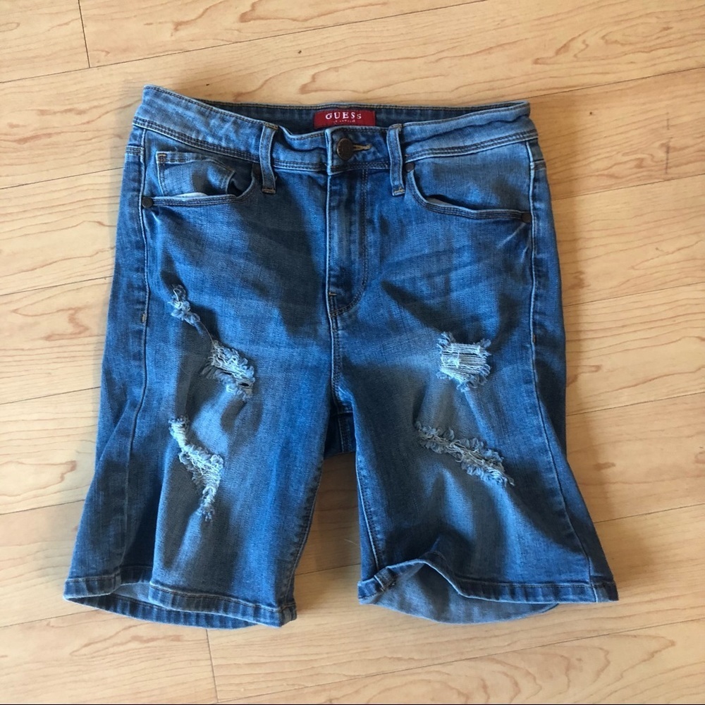 Guess med wash long biker jean destroyed shorts
